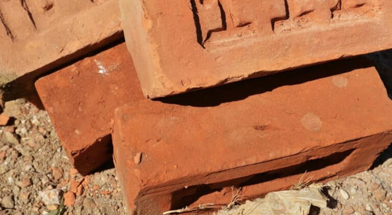 Σέρρες: Πέταξε τούβλο στο κεφάλι του γείτονα γιατί… μετακίνησε έναν κάδο απορριμμάτων