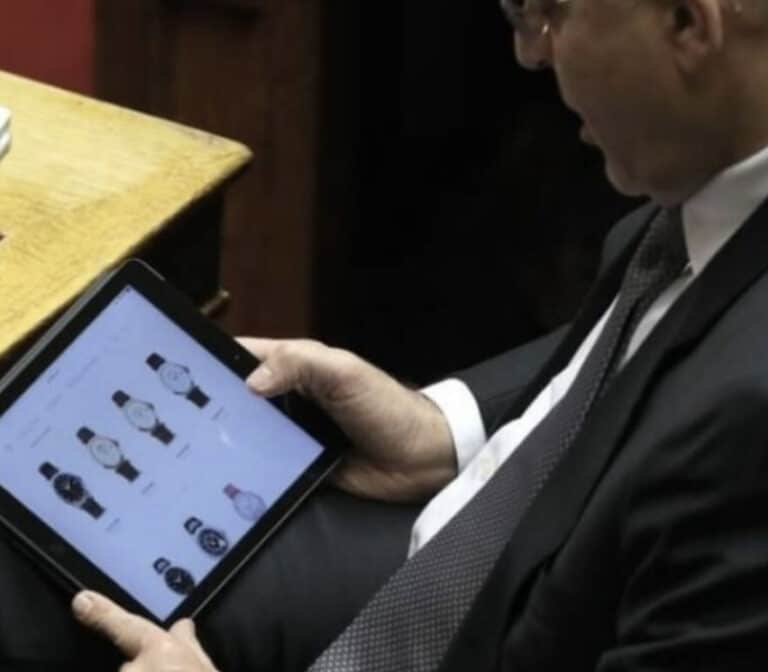 Πασίγνωστος Έλληνας πολιτικός κοιτάζει πανάκριβα ρολόγια μέσα στη βουλή στο τάμπλετ του