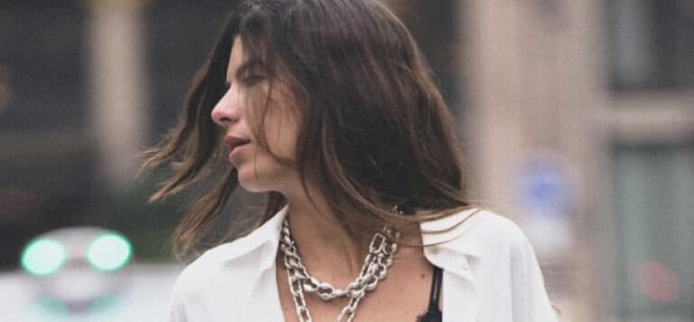 Το τζιν από τα Zara που ψηλώνει το πόδι -Κολακεύει τις petite γυναίκες, κοστίζει λιγότερο από 30 εupώ