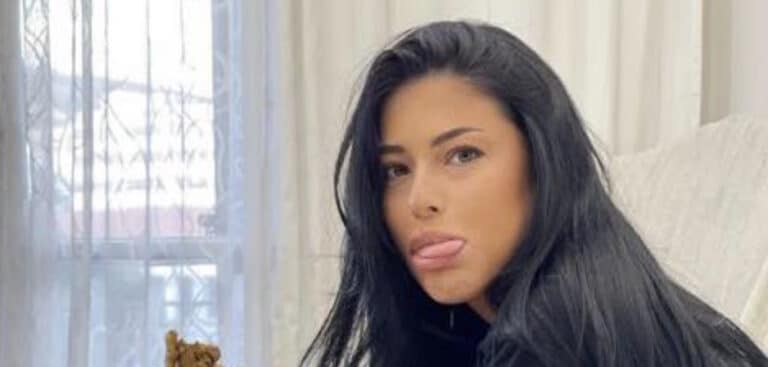 Πασίγνωστη Ελληνίδα τρώει πιτόγυρα ακομπλεξάριστη