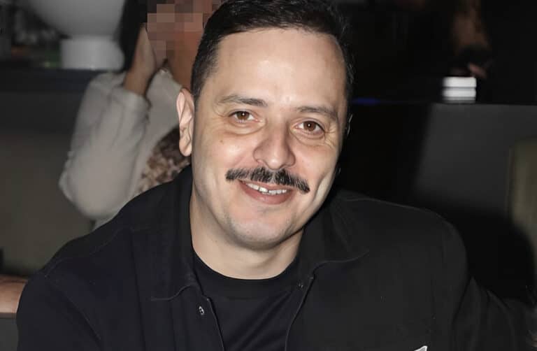 Αλέξανδρος Τσουβέλας: Σπάνια έξοδος με τη σύντροφό του σε νυχτερινό κέντρο