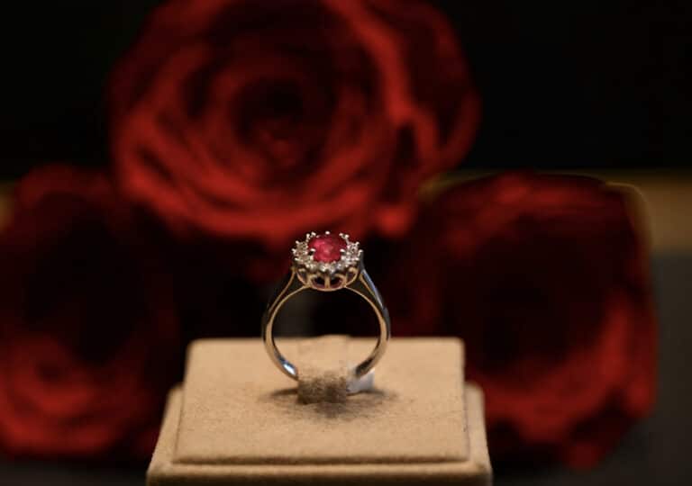 Εpτοχτυπημένος Έλληνας αγόρασε 3.000 τριαντάφυλλα για την ερωμένη του και… ένα για τη γυναίκα του – Η τούρτα με το κέρατο και ο 7χρονος Καζανόβας