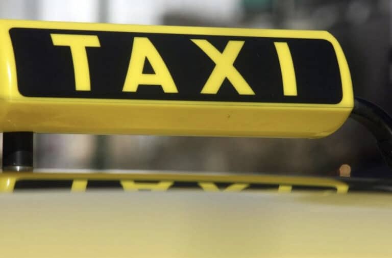 Τροχαίο στη Νέα Ιωνία: ΙΧ συγκρούστηκε με ταξί – Προσέκρουσε σε φανάρι το ένα όχημα