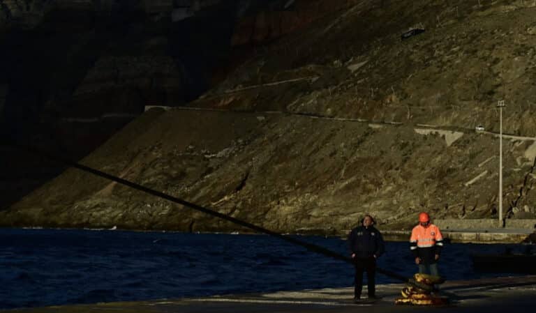 Σαντορίνη: Ανησυχία και σχέδια διαφυγής – Το νέο λιμάνι και το ενεργό ηφαίστειο – Τι λένε κάτοικοι