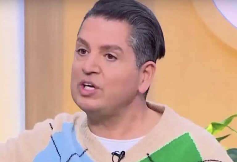 Γιάννης Πουλόπουλος: «Ο ιερέας απαίτησε να ξεβάψουν τα νύχια της μητέρας μου στην κηδεία του αδερφού μου»