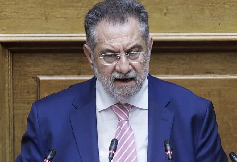 Τη διαγραφή του Παναγιωτόπουλου του ΣΥΡΙΖΑ ζητά η κυβέρνηση – Έβρισε χυδαία Μητσοτάκη, ειρωνεύτηκε Ανδρουλάκη