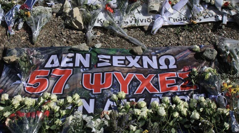 «Σ’ αυτό το τρένο ήταν όλη η Ελλάδα»: Το συγκλονιστικό νέο τραγούδι για την τραγωδία στα Τέμπη