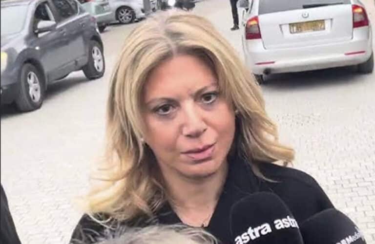 Στην κηδεία του Βασίλη Καλογήρου η Καρυστιανού: «Ένιωσα ότι έπρεπε να βρίσκομαι εδώ να τον αποχαιρετήσω»