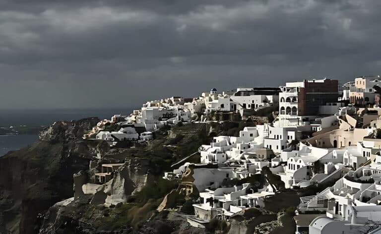 «Η Σαντορίνη δεν μπορεί να αντέξει πια – Τώρα αρχίζουν τα δύσκολα»