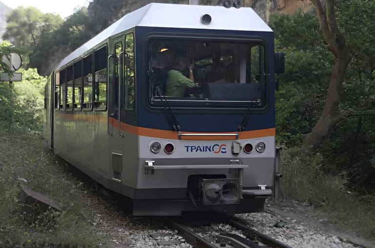 Καλάβρυτα: Εφιάλτης η εκδρομή για μαθητές – Σταμάτησε πάνω σε γέφυρα ο οδοντωτός