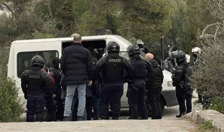 Λυκαβηττός: Άτομα πήγαν να ανοίξουν πανό για τα Τέμπη και η ΕΛ.ΑΣ προχώρησε σε 22 προσαγωγές