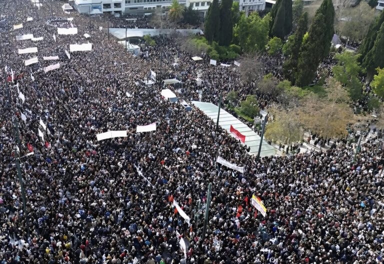 Οι συγγενείς θυμάτων στο Μάτι για τα Τέμπη: «Δίπλα σε κάθε γονιό που έχασε το παιδί του»