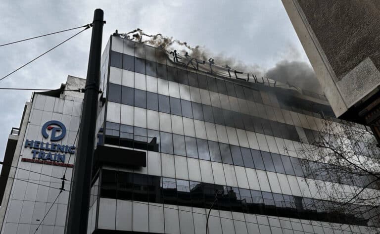 Τέμπη: Ο Ρουβίκωνας ύψωσε πανό στην ταράτσα της Hellenic Train