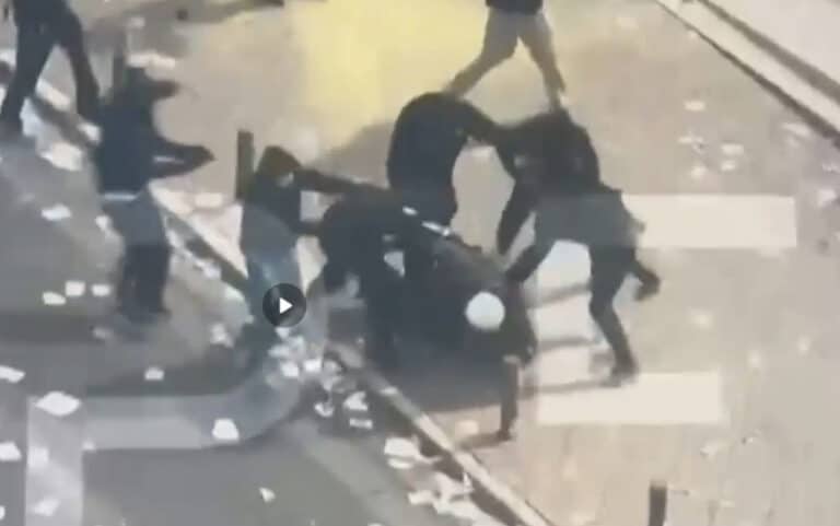 Βίντεο-σοκ: Κουκουλοφόροι ξυλοκοπούν άγρια άνδρα των ΜΑΤ στο Σύνταγμα