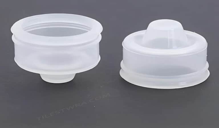 Ο σύζυγός μου βρήκε αυτό το μικροσκοπικό πράγμα σιλικόνης στο νεροχύτη ενώ έπλενε τα πιάτα. Δεν έχω ιδέα από πού είναι, αλλά ορκίζομαι ότι το έχω ξαναδεί. Καμιά ιδέα;