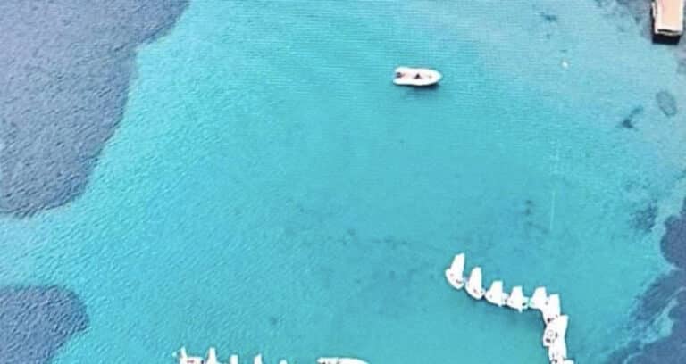 Άνδρος: Ιστιοπλόοι σχημάτισαν με τα σκάφη τους τον αριθμό «57» στη μνήμη των θυμάτων των Τεμπών