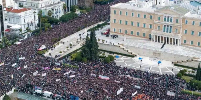 Πλήθος κόσμου στο Σύνταγμα στο συλλαλητήριο για τα Τέμπη