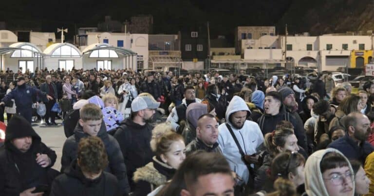 Συναγερμός στην Σαντορίνη – 500 σεισμοί σε 48 ώρες – Εγκαταλείπουν το νησί – Φόβοι για έκρηξη ηφαιστείου και τσουνάμι