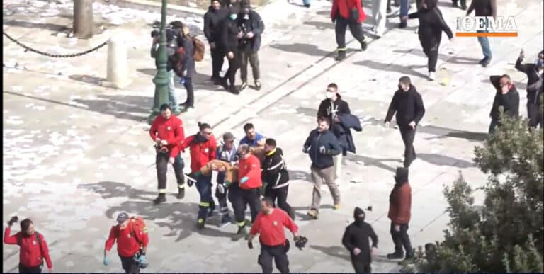 Διασώστες μετέφεραν πολίτη με πρόβλημα υγείας μέσα από την πλατεία Συντάγματος