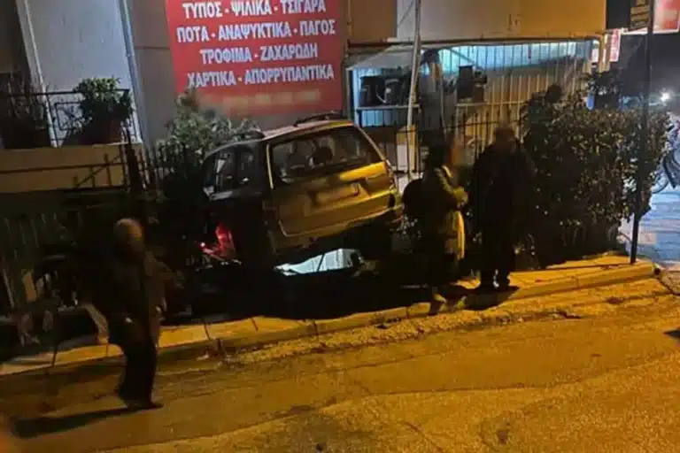 Παραλίγο τραγωδία: Tζιπ έπεσε σε στάση λεωφορείου και κατέληξε σε μίνι μάρκετ – Τέσσερις τραυματίες