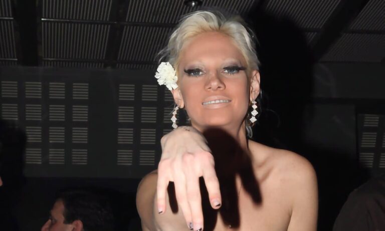 Viral Βίντεο ρετρό Όταν η Τζούλια Αλεξανδράτου βαριόταν και μετά τα ποpνó το έριχνε στις απαγγελίες