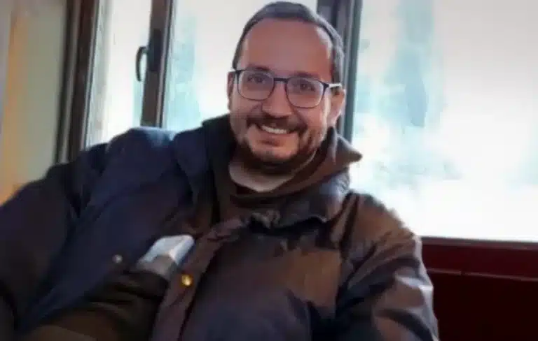 Βασίλης Καλογήρου: «Είναι το παιδί μας» λένε συγγενείς – Το μπουφάν της σορού στον Τύρναβο ταυτίζεται με του αγνοούμενου