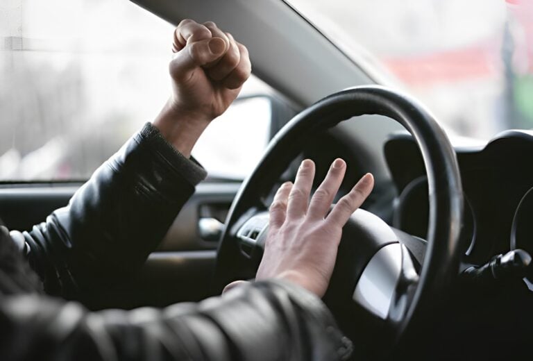 Τι να κάνετε όταν ένα αυτοκίνητο έρχεται κατά πάνω σας και η σύγκρουση είναι αναπόφευκτη: ένα σωτήριο κόλπο