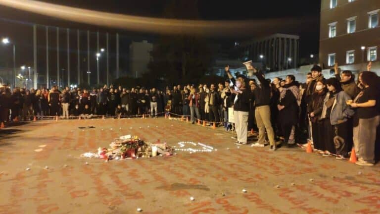 Συλλαλητήριο για τα Τέμπη: Διαδηλωτές στο Σύνταγμα διάβασαν τα ονόματα των 57 νεκρών