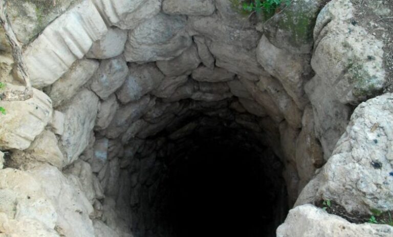 Πως το μυστικό που κρύβει ένα πανάρχαιο πηγάδι στη Σύρο αλλάζει ολόκληρη την Ιστορία