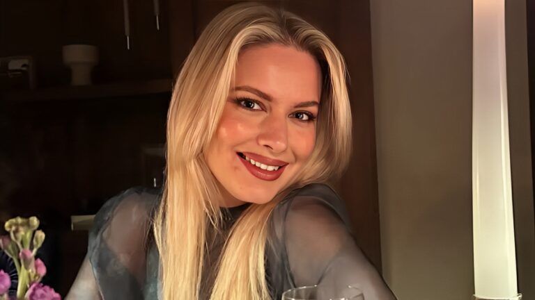 Ντόρα Μακρυγιάννη: Σαν δυο σταγόνες νερό – Η σπάνια φωτογραφία με τον πατέρα της – Το συγκινητικό μήνυμα για τα γενέθλια