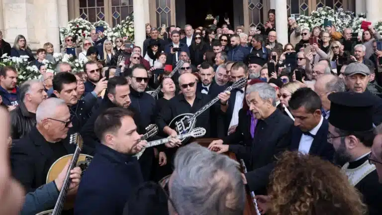 Μανώλης Λιδάκης: Συγκλονισμένα τα αδέρφια του στην κηδεία του – Τον αποχαιρέτησαν με το «Άστρα μη με μαλώνετε»