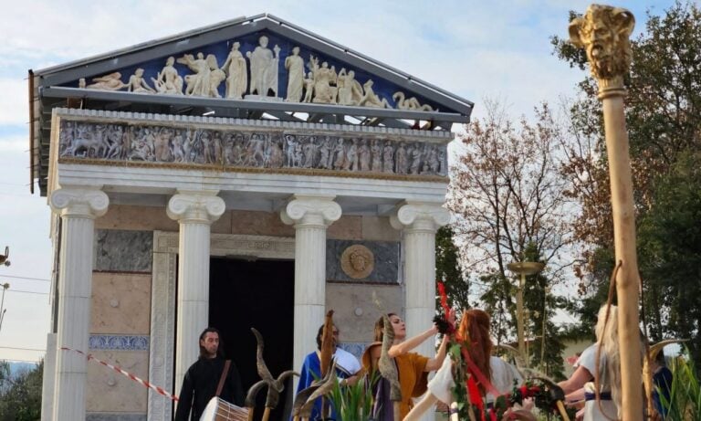 Αρκαδία: Κατασκευάστηκε αρχαιοελληνικός ναός μετά από 1.700 χρόνια – Τελετή εγκαινίων από «πιστούς»