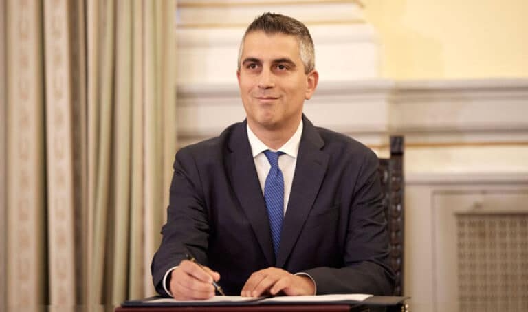 Ανασχηματισμός: Αυτός ο υπουργός καλείται να «φτιάξει» ασφαλή σιδηρόδρομο