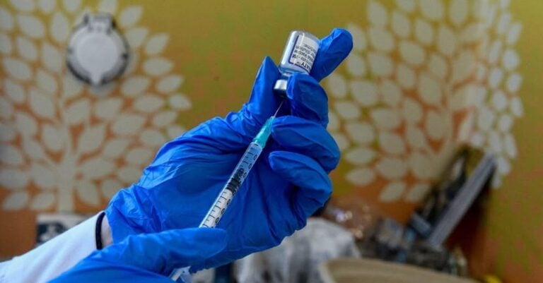 Εμβόλια: Τι αλλάζει για τους ενήλικες – Νέο πρωτόκολλο εμβολιασμού κατά της COVID-19