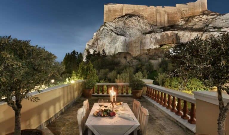 Μαγευτική βίλα ακριβώς δίπλα στην Ακρόπολη πωλείται και η τıμή της ζαλίζει