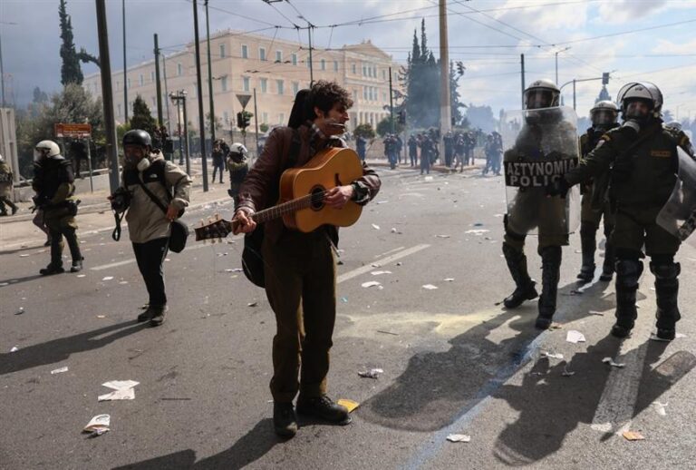 Τέμπη: «Πακιστανός είσαι;» – Η στιγμή που τα ΜΑΤ βρίζουν και σπρώχνουν τον κιθαρίστα στο συλλαλητήριο