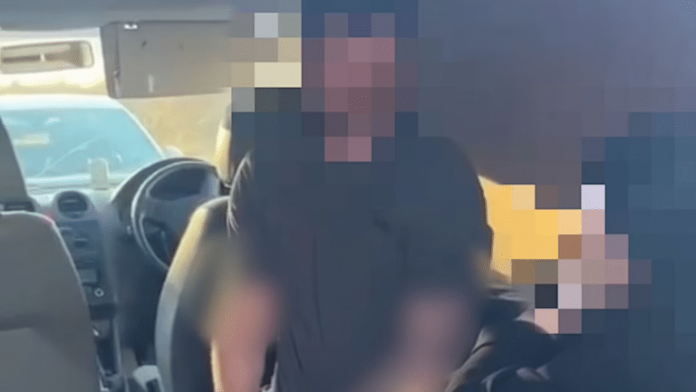 Έπιασε στα πράσα τον σύζυγό της με την εpωμένη του και τους ανέβασε στο facebook- Δείτε το viral βίντεο