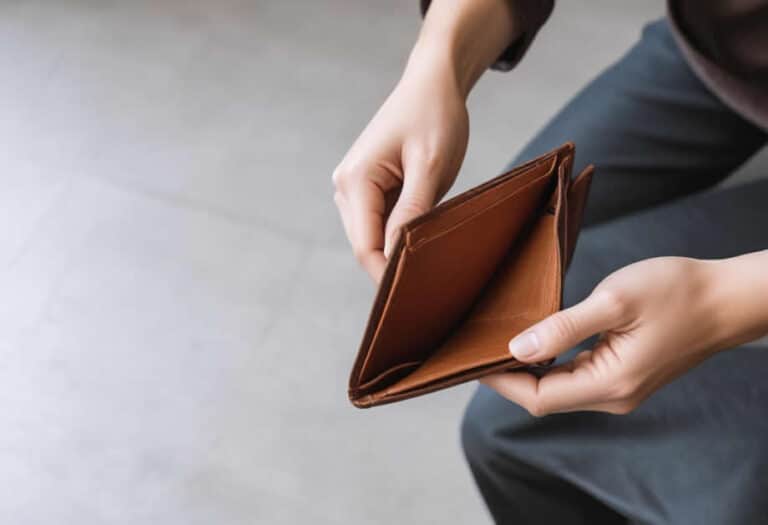 Τι χρώμα πρέπει να έχει το πορτοφόλι σας αν θέλετε να «τραβάτε» τα χρήματα σαν μαγνήτη – Τι είναι γρουσουζιά