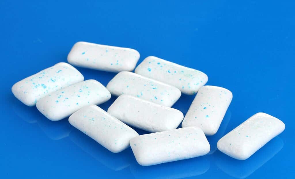 chewing gum pros and cons image adobestock 38387941 1024x622 1