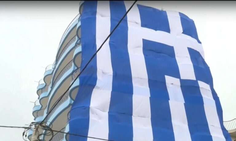 25η Μαρτίου: Τεράστια Ελληνική σημαία στο Κερατσίνι – Καλύπτει 7 ορόφους πολυκατοικίας