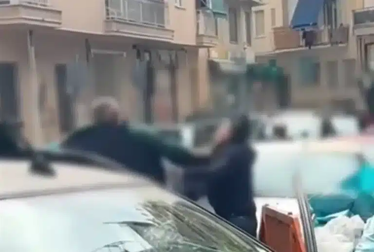 Κυψέλη: Εικόνες ντροπής – Οδηγός τζιπ που μπήκε ανάποδα σε δρόμο χαστούκισε γυναίκα που του ζήτησε να κάνει όπισθεν
