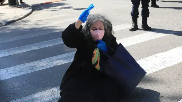 Σάλος στην Ορκωμοσία: Γυναίκα κυλιέται και χτυπιέται στο δρόμο έξω από το Προεδρικό Μέγαρο – Σάστισαν όταν κατάλαβαν ποια είναι 