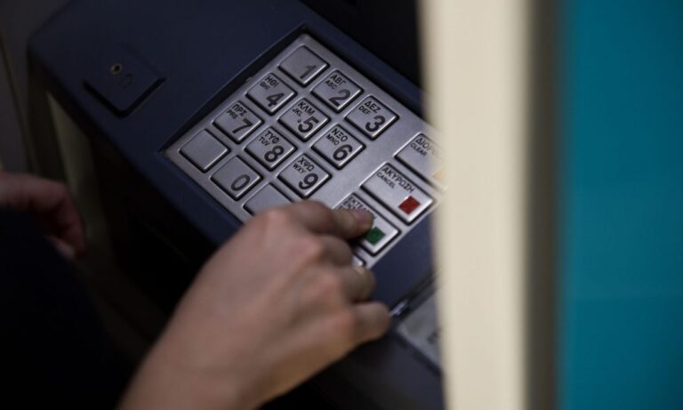 ΑΤΜ: Μην κάνετε ποτέ αυτό το λάθος κατά την ανάληψη! Θα αδειάσουν τον λογαριασμό σας αμέσως