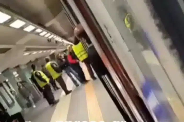 Απίστευτο βίντεο από τον ΗΣΑΠ: Πορτοφολάς επιτέθηκε με μπουνιές σε security όταν τον έβγαλαν από το βαγόνι