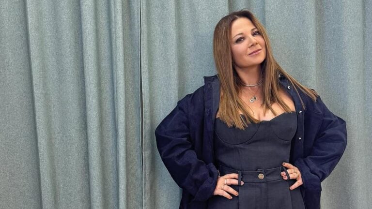 Η Νάνσυ Ζαμπέτογλου με το ανοιξιάτικο πουκάμισο από τα Zara που φορούν ήδη οι πιο ενημερωμένες της μόδας
