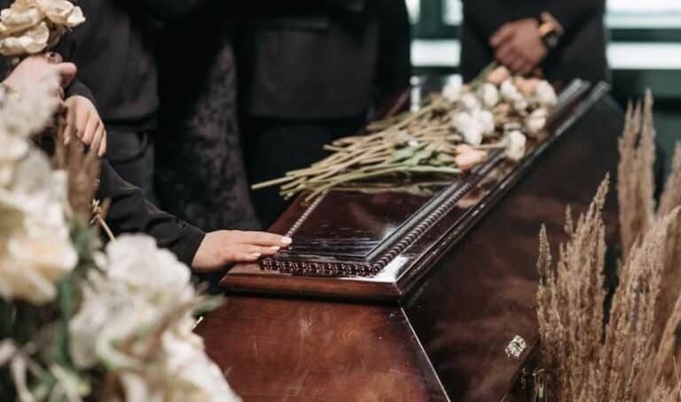 Χαμός σε εκκλησία – Μπουνιές και κλωτσιές σε κηδεία μεταξύ γιου και κουνιάδου