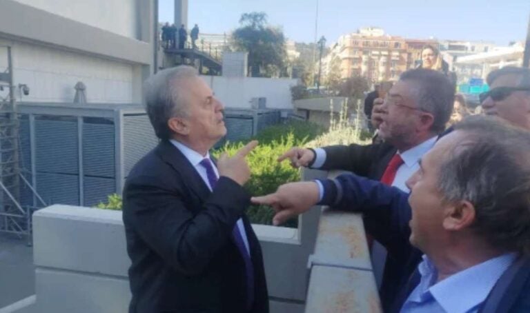 Η στιγμή που ο Νίκος Παπαδόπουλος εισέρχεται στην Εθνική Πινακοθήκη – Επεισόδιο για την κράτηση του
