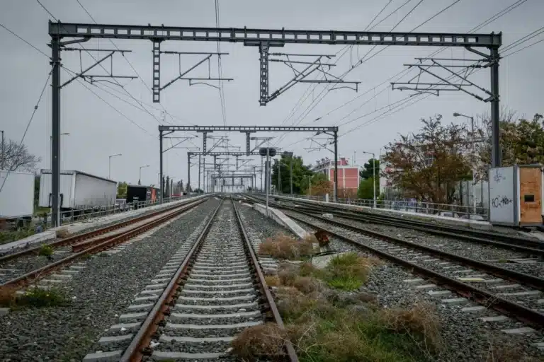 Τρένο για Θεσσαλονίκη έμεινε στη Ραψάνη – Καθυστερήσεις και ταλαιπωρία για τους επιβάτες