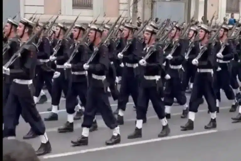 «Τραβάει το σχοινί» η Τουρκία για τα συνθήματα στην παρέλαση: «Αυτή η αυθάδειά σας δεν πρέπει να μείνει ατιμώρητη»