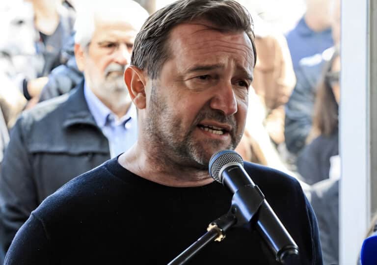 Νίκος Πλακιάς από τα Τέμπη: «Οι τάφοι των παιδιών μου είναι ακόμα ανοιχτοί»